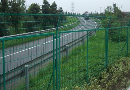 高速公路護(hù)欄網(wǎng).jpg 高速公路護(hù)欄網(wǎng).jpg